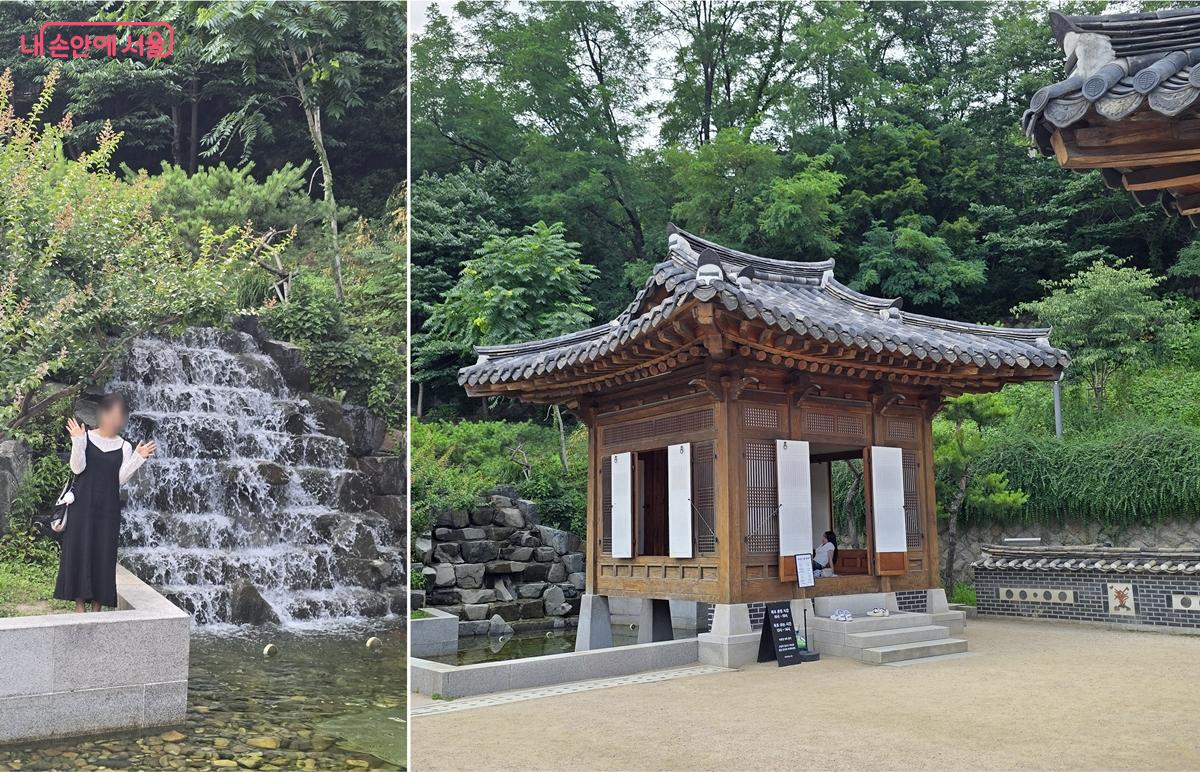 폭포가 보이는 한옥 공간에서 책을 읽으며 산책도 즐기고 있다. &copy;조성희