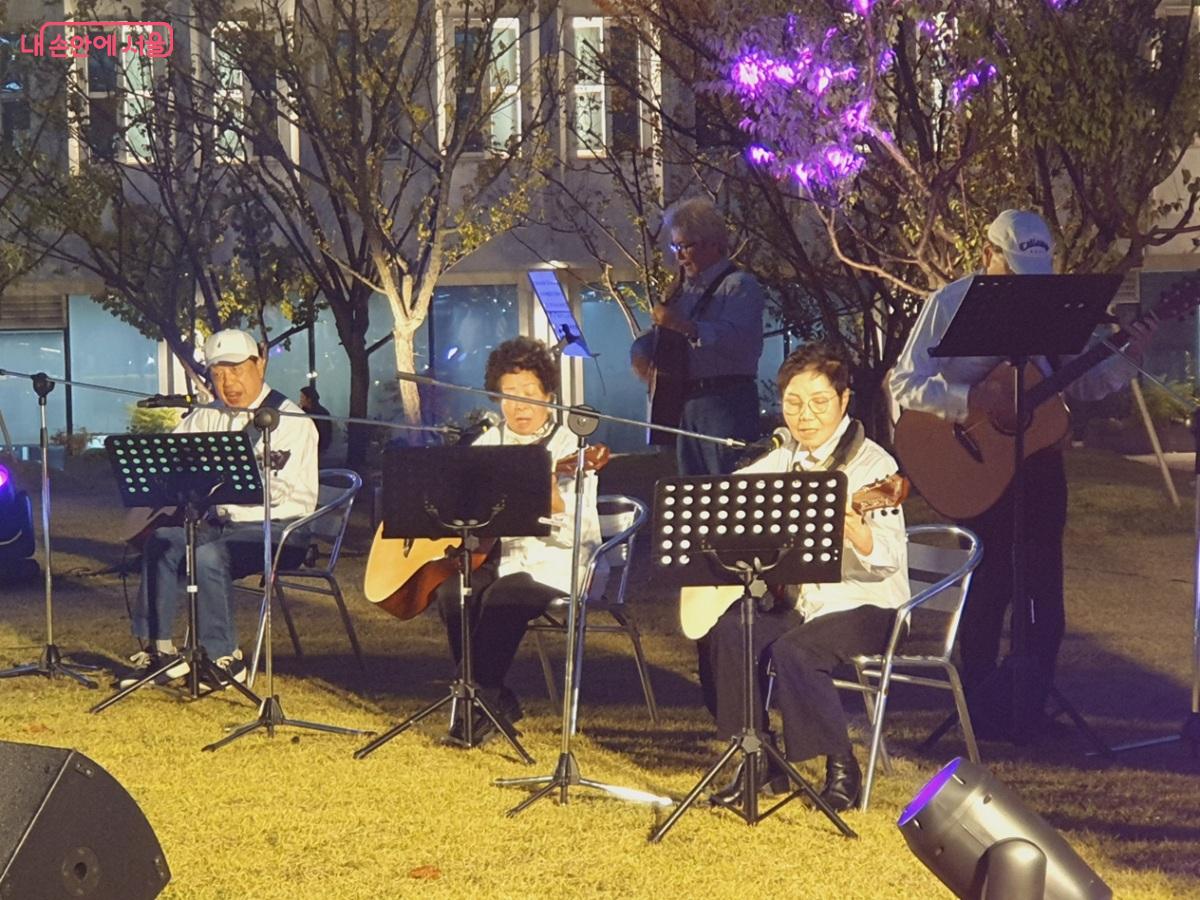 서울노인복지센터 통기타 동아리 밴드의 오프닝 공연 무대 ©엄윤주