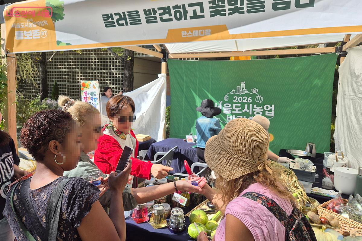 외국인 관광객들도 박람회를 찾은 모습이 눈에 띄었다.