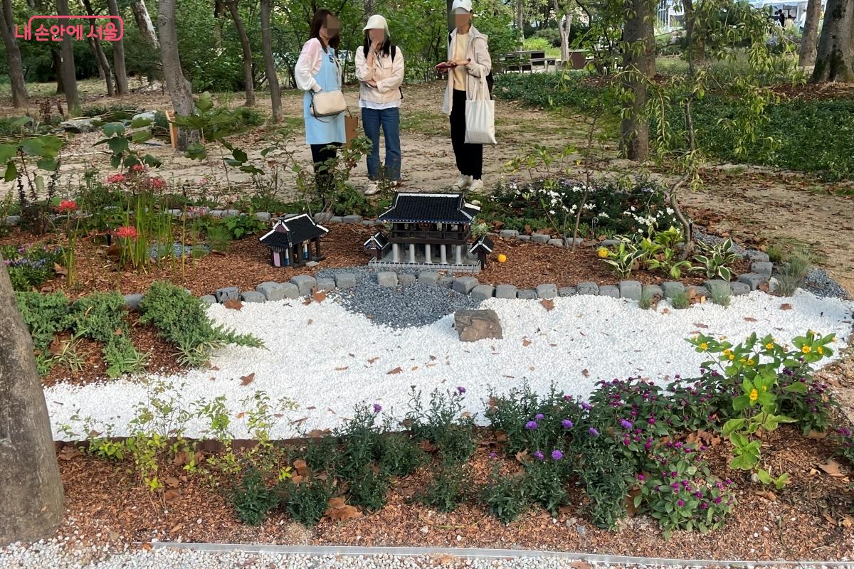 정원마다 개성이 달라 천천히 걸으며 살펴보는 즐거움이 있다. ⓒ 김연희
