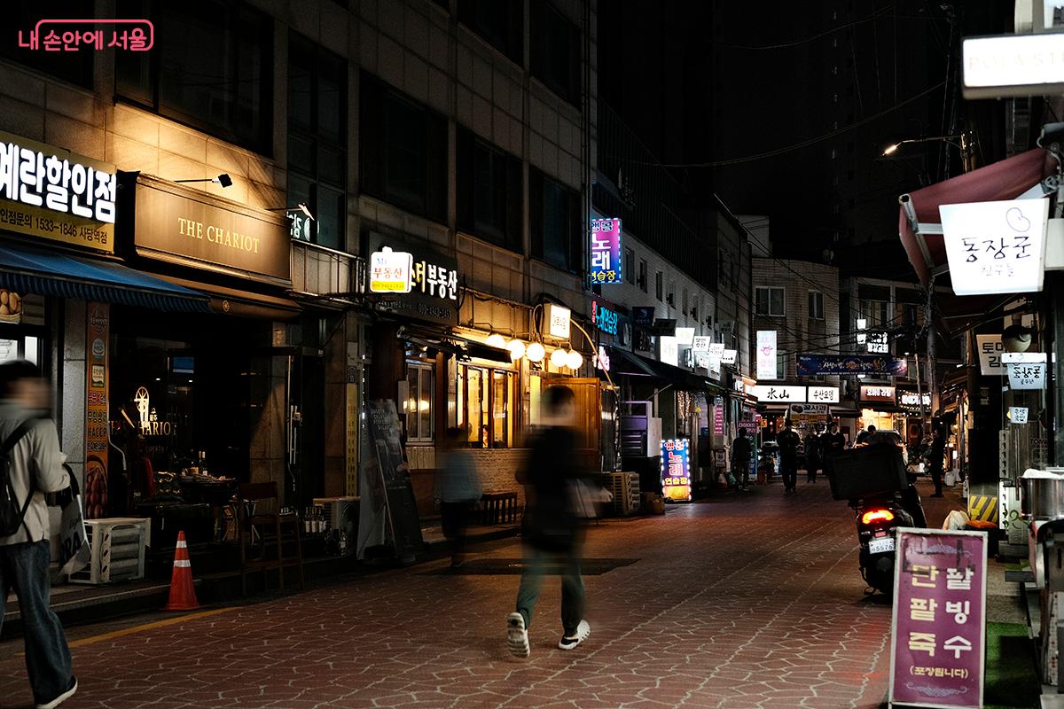 차분한 분위기지만, 골목 안에는 식당이 빼곡하게 들어서 있다. &copy;김아름