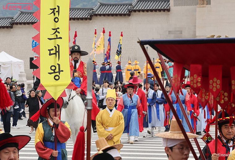 정조대왕 능행차에는 사전 신청한 시민 4,000여명이 참여하며, 말 108필이 동원된다. 