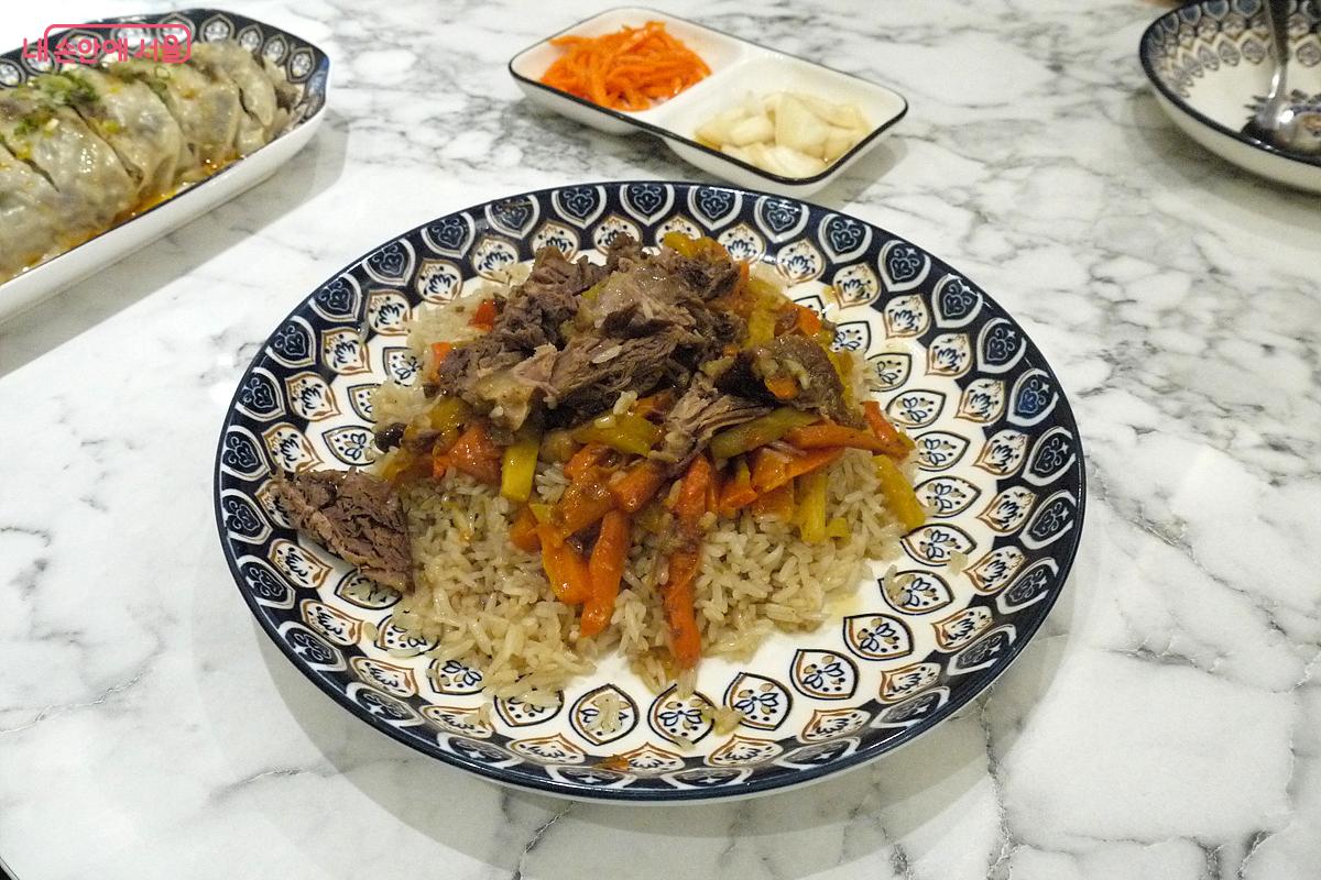 스타 사마르칸트에서 맛본 우즈베키스탄 대표 음식이자 유네스코 인류무형문화유산에 등재된 전통 볶음밥 플로프 &copy;최윤영