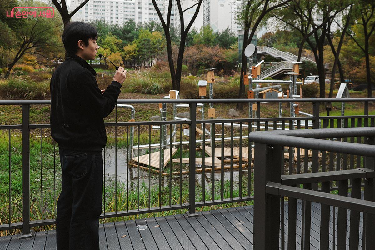 인간이 만들어 낸 부산물인 아연도금 소재로 새들의 보금자리를 만들고 공존을 이야기한다. ©김아름