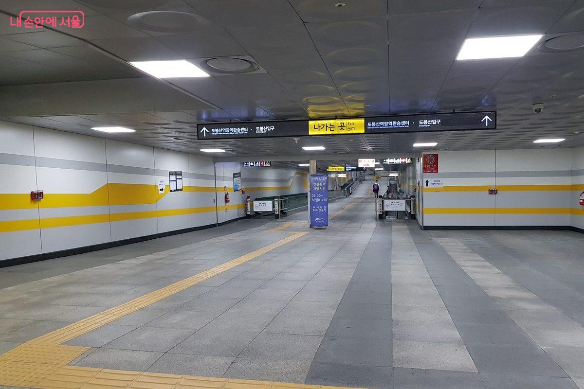 도봉산역 북쪽 끝에 있는 광역환승센터 연결 지하통로 ©한우진