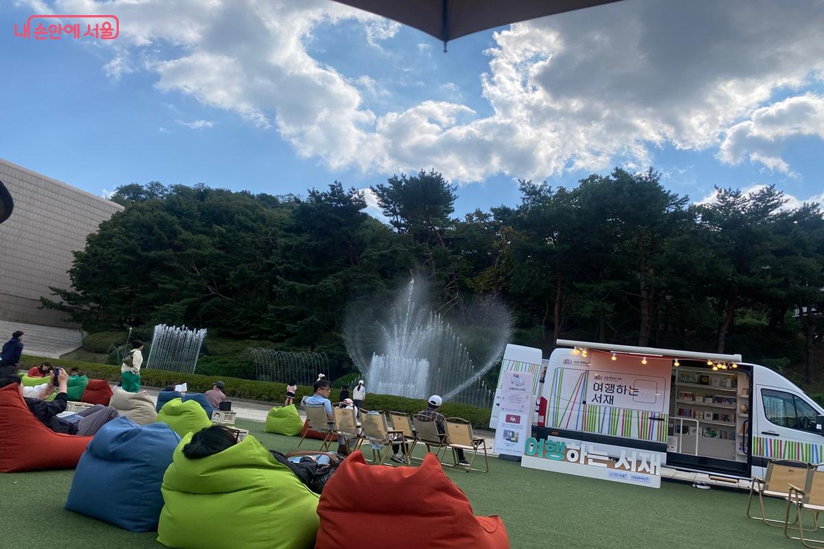 음악분수와 함께하는 &lsquo;광장서재&rsquo; &copy;이근석