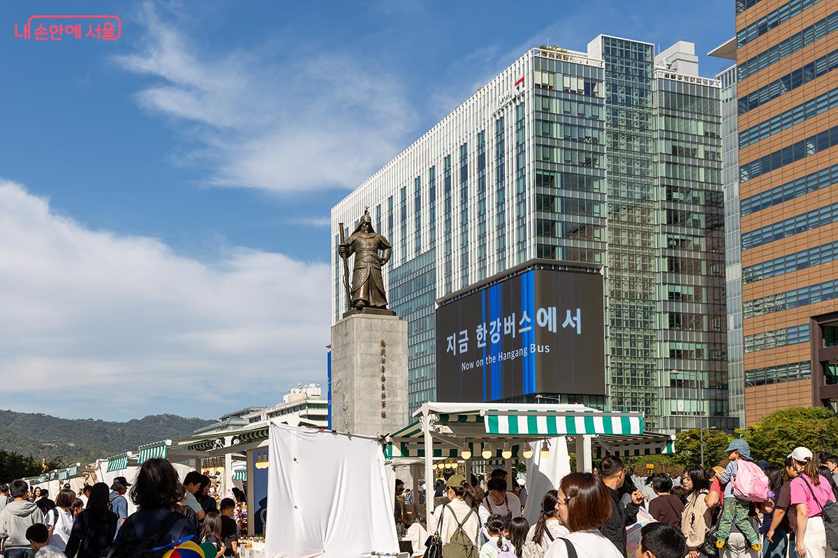 한글날 시민들로 붐비는 광화문광장과 이순신 장군 동상 &copy;문청야