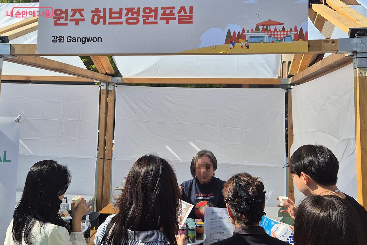 '원주 허브정원푸실'에서는 50여 종의 친환경 허브차를 맛볼 수 있다. &copy;정향선