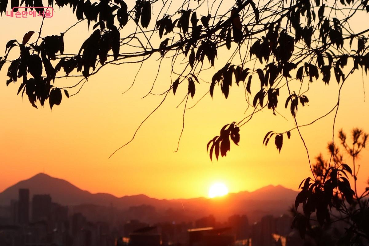  노을전망대에서 바라보는 산 능선 석양 풍경 ⓒ이봉덕