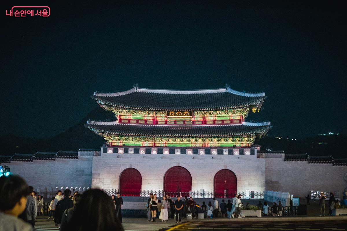 미디어 파사드 시작 직전 광화문 풍경 ⓒ최승훈