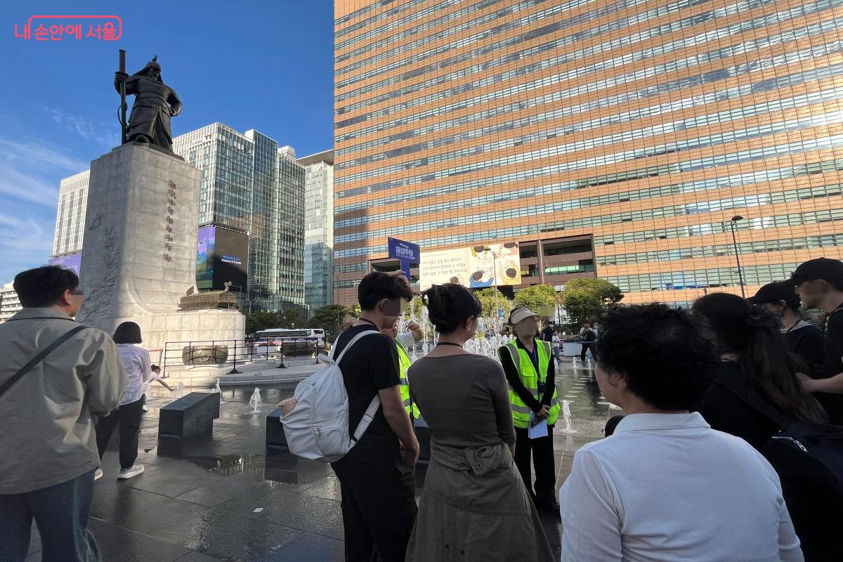 이순신 장군 동상과 명량분수에 담긴 이야기를 들으며 시작하는 문화해설투어. ⓒ 김연희
