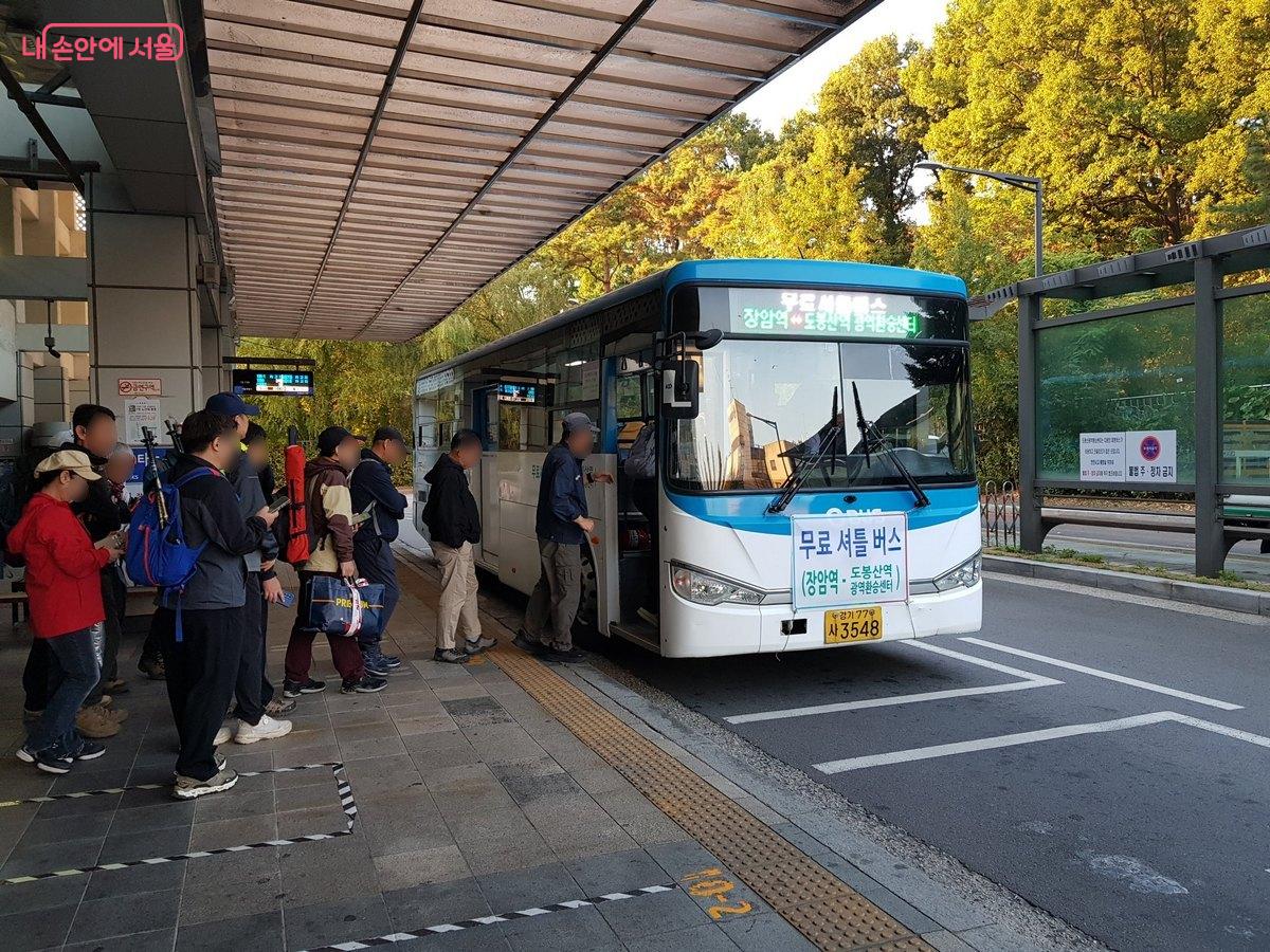 도봉산역 광역환승센터 정류장에 들어온 도봉산역-장암역 무료 셔틀버스 모습 ©한우진