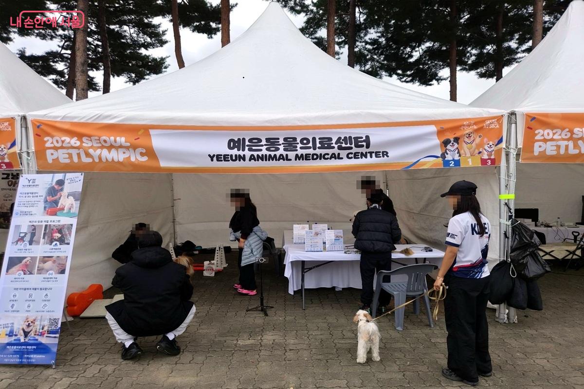 동물의료센터 부스에서 반려견들이 수의사에게 건강 상담을 받고 있다. &copy;최현우