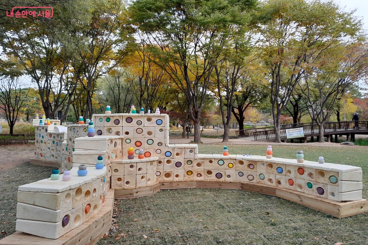 버섯균사체 블록과 유기적인 곡선 구조가 단풍 숲과 어우러진 숨숨집의 '공공원(○共願)' ©강성희