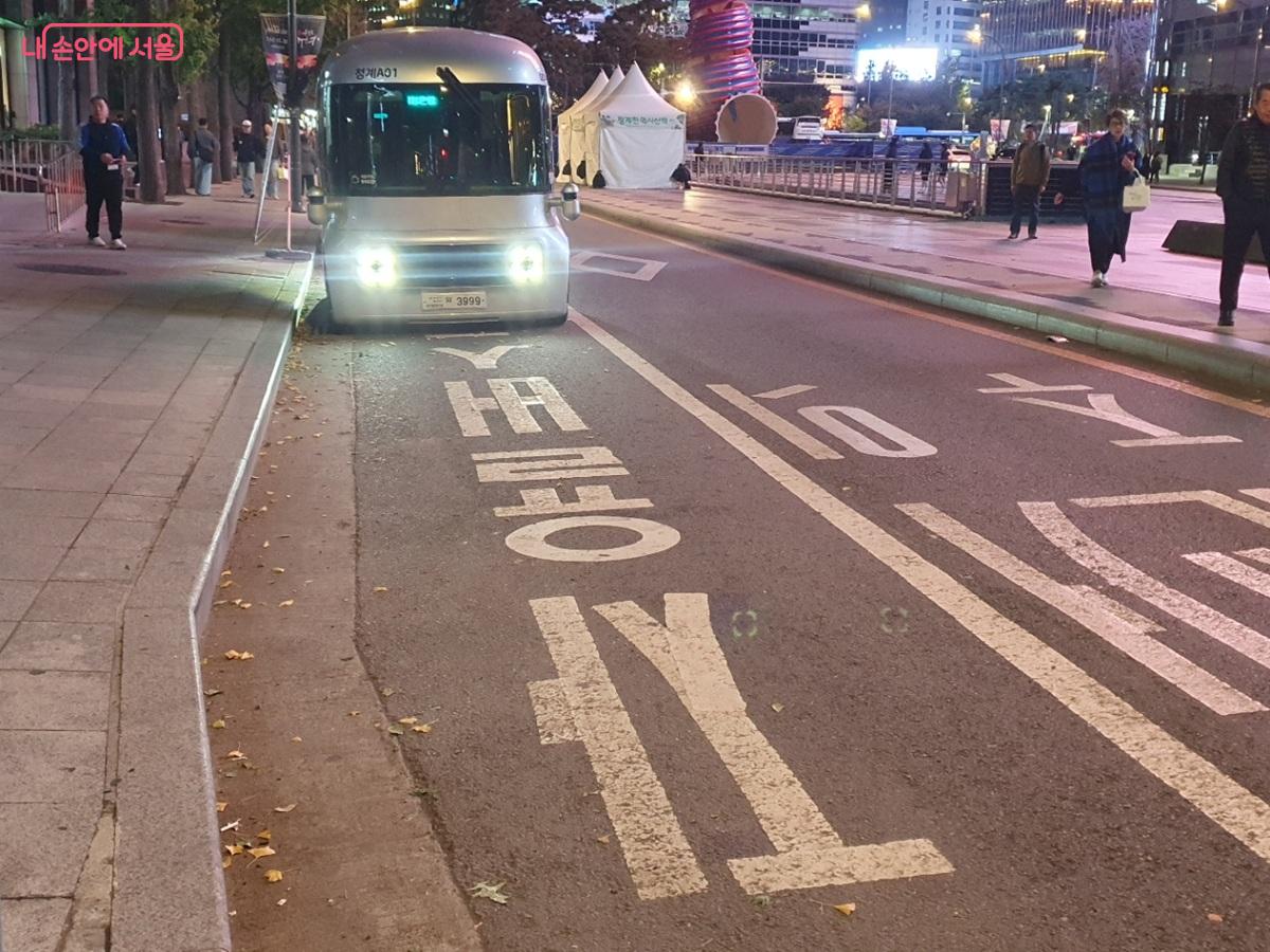 ‘청계 A01’은 청계광장을 출발해 광장시장까지 이어지는왕복 4.8km 구간을 달린다. ©김병규