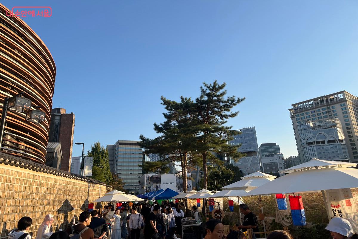 서울공예박물관과 열린송현녹지광장 사이 보행로에서 열린 플리마켓 ©장지영
