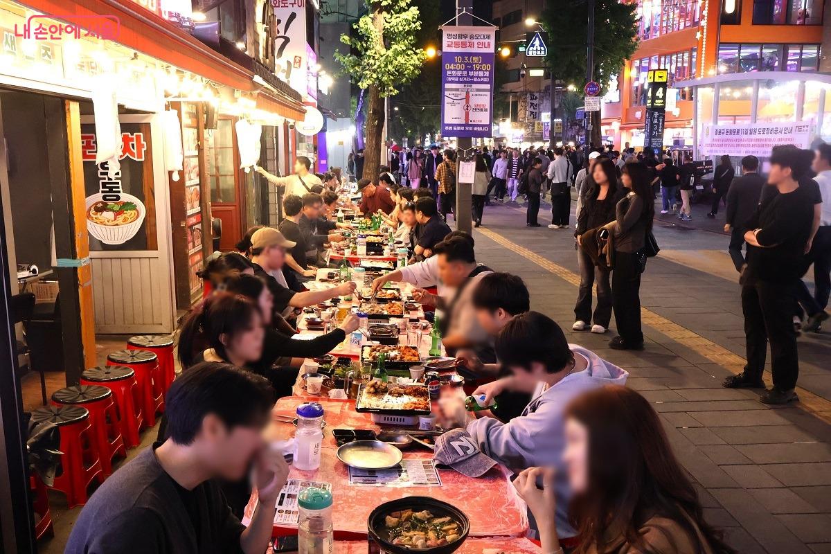 주말 저녁 손님으로 가득한 종로3가역 야장 테이블 &copy;김대진 