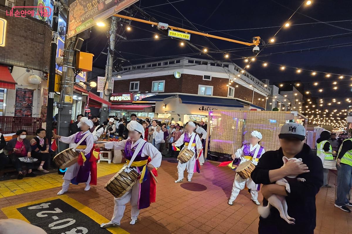 서울 곳곳의 전통시장과 상점가에서 먹거리와 문화 프로그램을 결합한 행사가 진행 중이다. ©강사랑