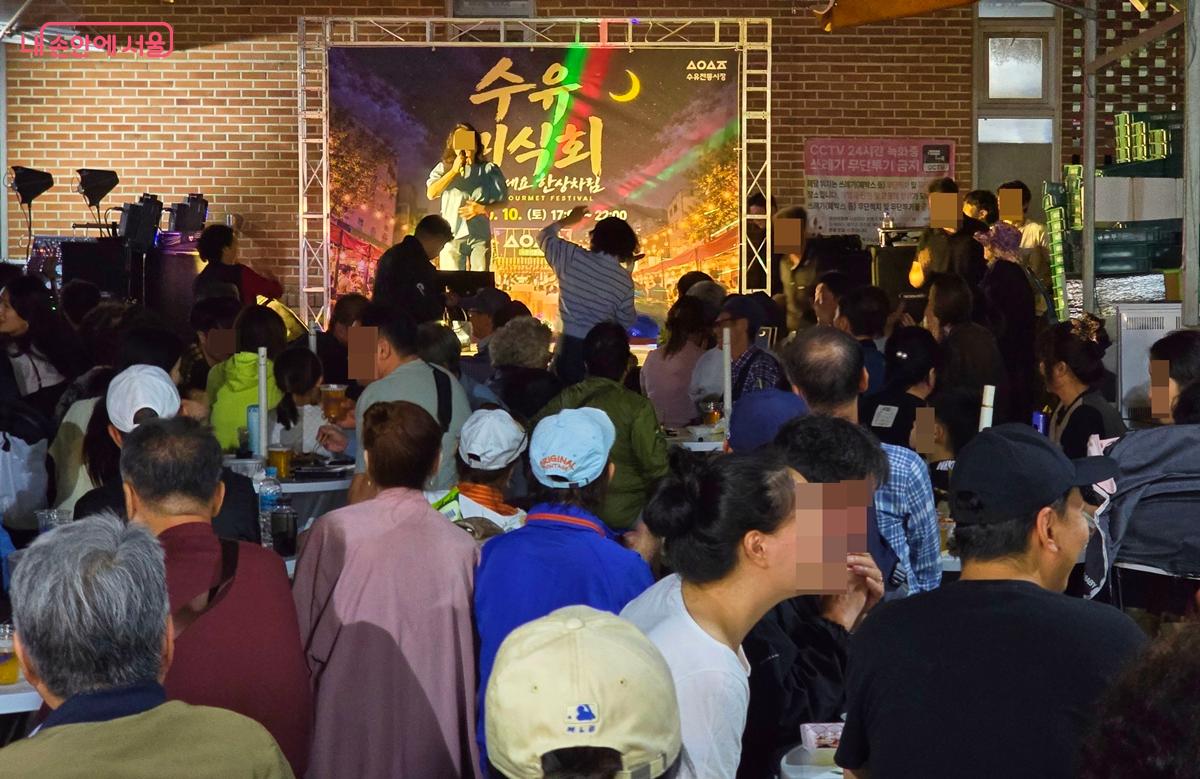 한 시민의 노래자랑에 맞춰 춤을 추는 다른 시민의 모습 &copy;조성희