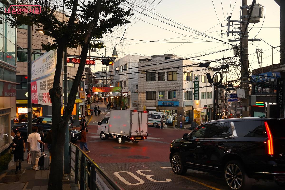 남산 소월로 바로 아래, 신흥시장 해방촌 5거리 &copy;김대진 