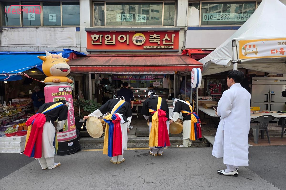 골목을 누비는 국악 공연팀의 가락에 시장이 잔치 마당으로 바뀌었다. &copy;최현우