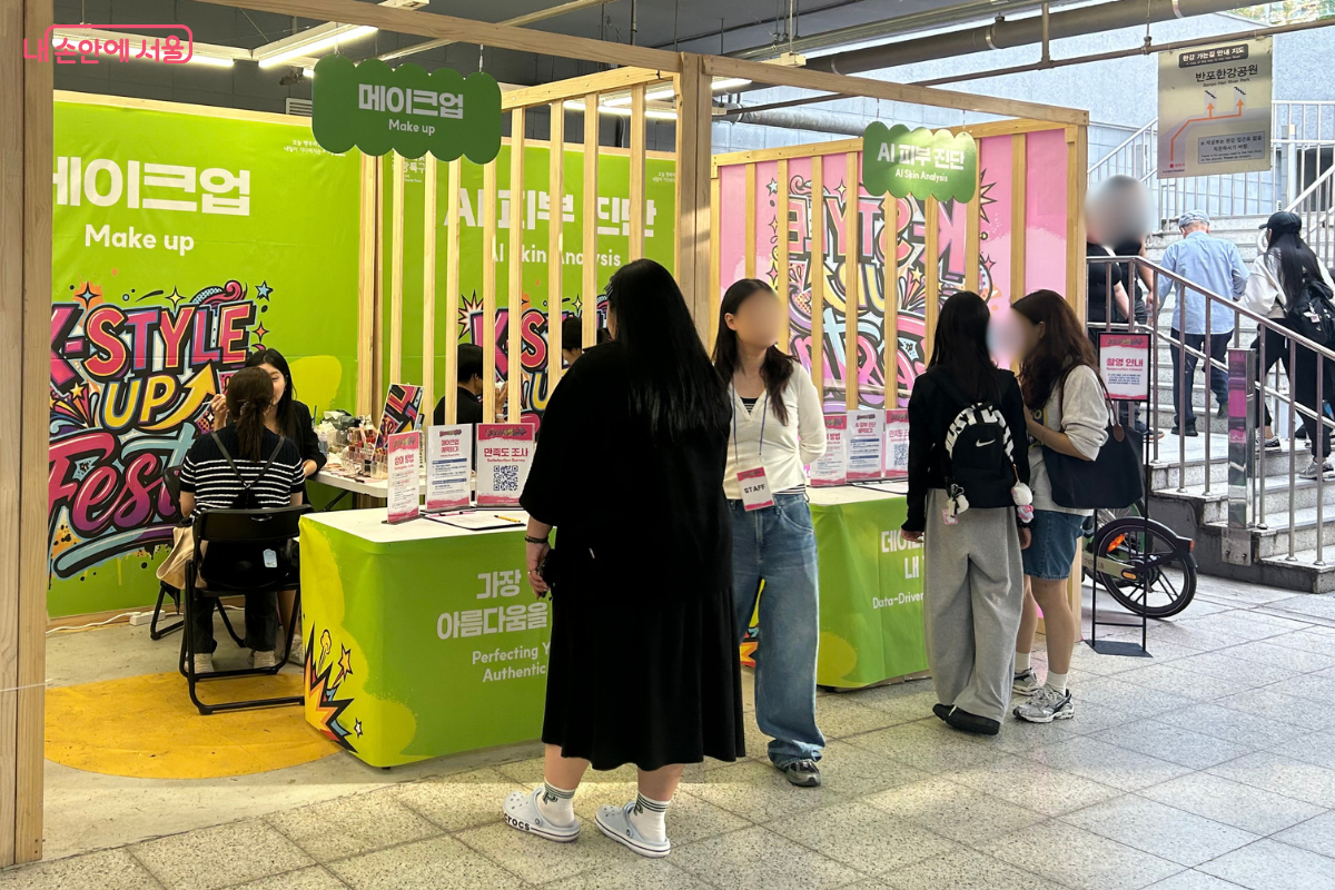 직접 체험해 보고 상담받을 수 있는 K-뷰티 콘텐츠가 곳곳에 마련되어 있다. ©류한민