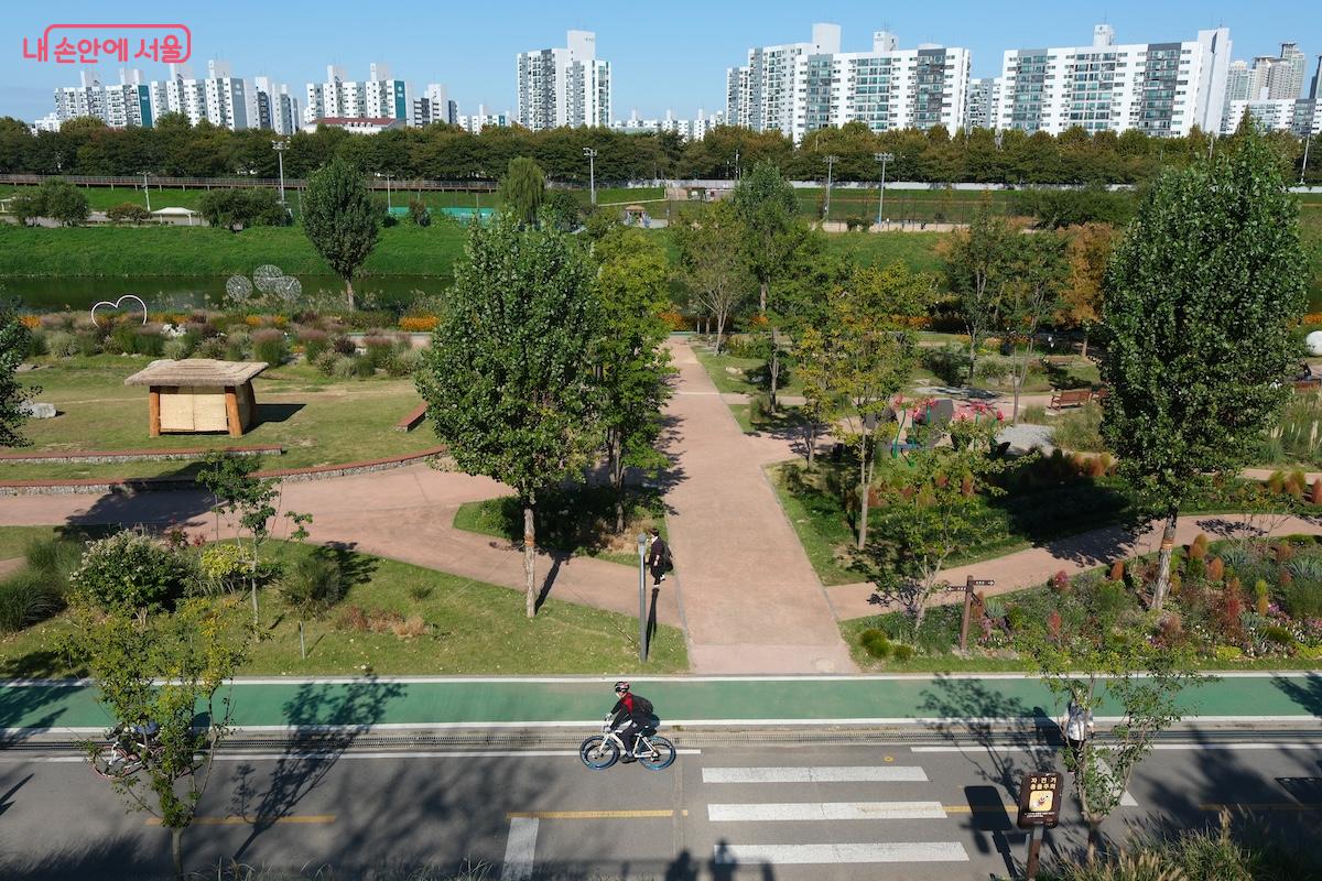전망대 주변으로는 쉼터와 별도의 산책로가 있어 꼭 올라와 봐야 하는 곳이다