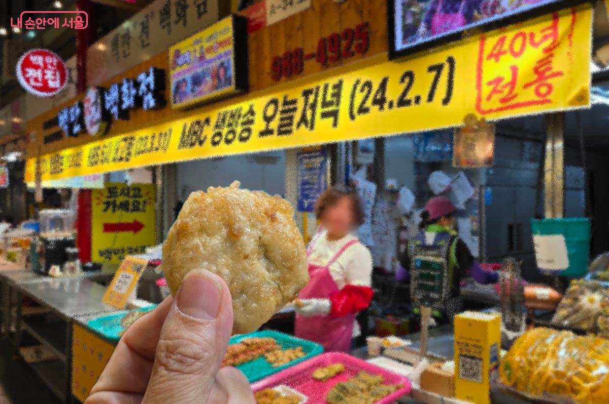 지나가는 시민들에게 시식으로 나눠준 따끈한 동그랑땡 &copy;조성희