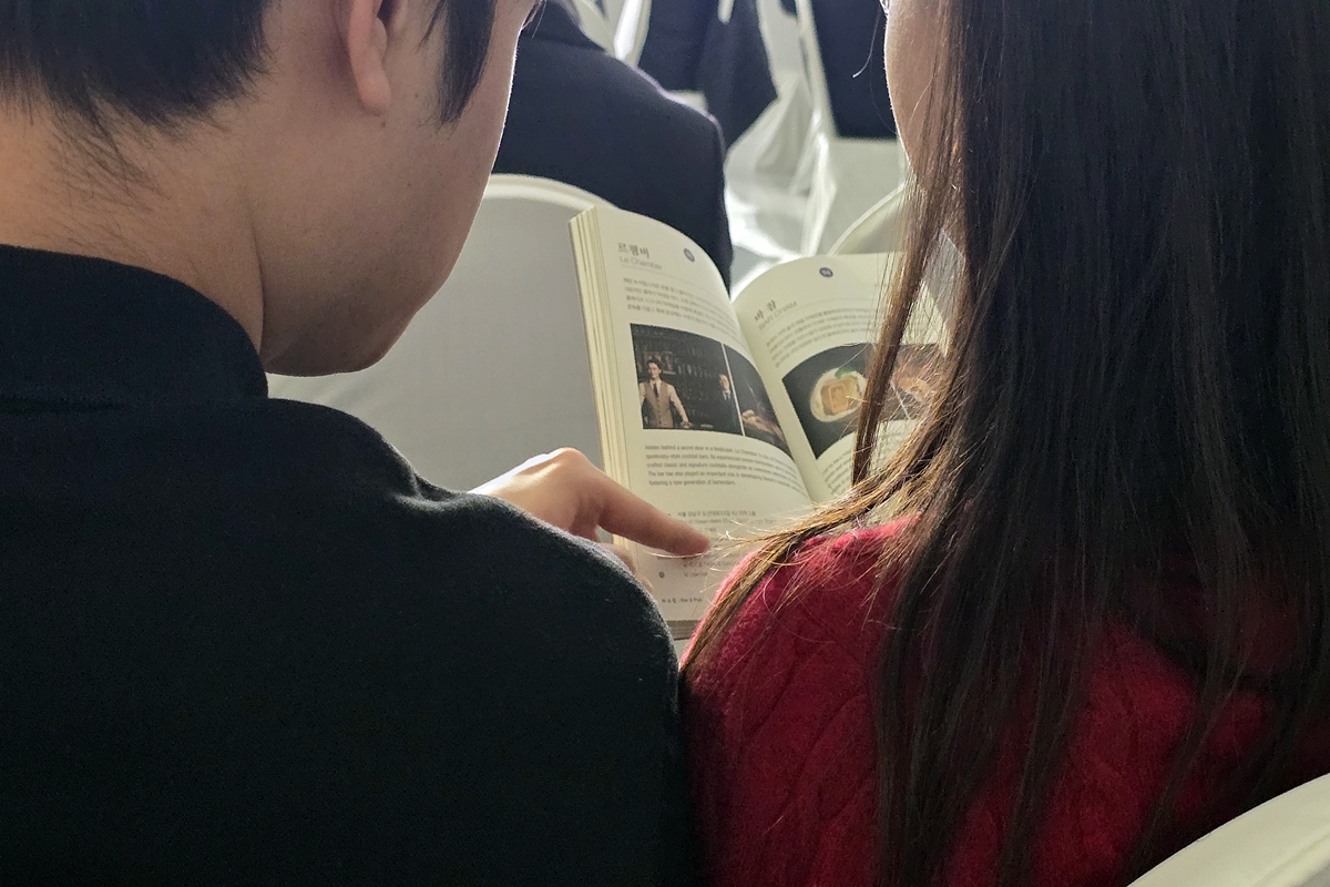 시민 참석자들이 '서울미식 100선' 안내서를 살펴보고 있다. ©김윤경