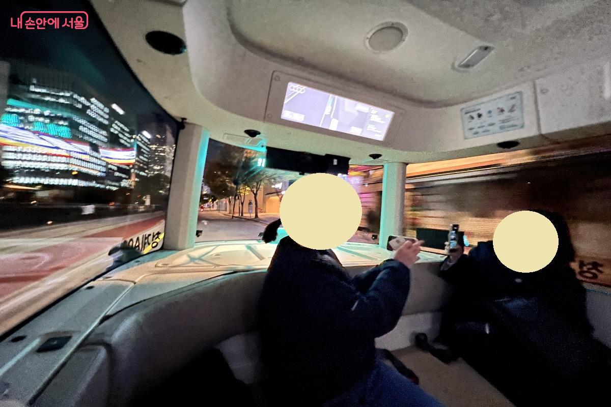 달리는 차 안에서 청계천의 야경이 영화 장면처럼 담긴다. &copy;박지영