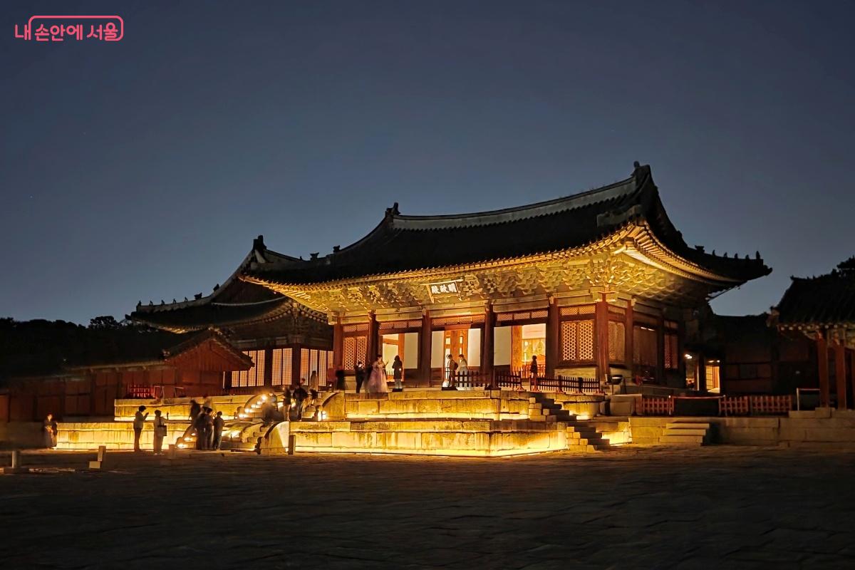 가을 밤, 궁궐의 밤은 화려함으로 물들었다. &copy;김미선