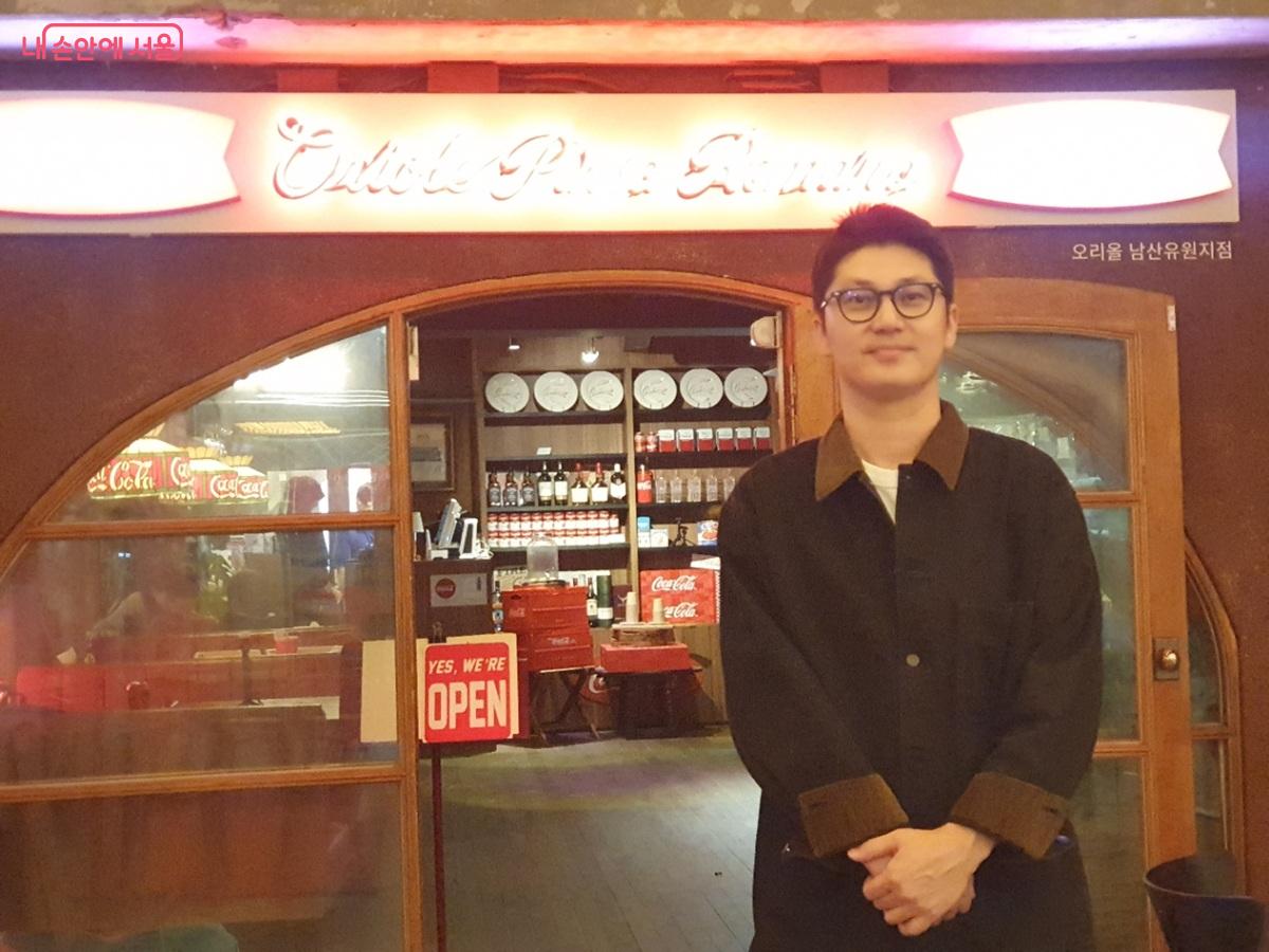 서울시 야간경제 활성화에 맞춰 식당 운영시간을 자정까지 연장한 홍승진 상인회 집행위원장 &copy;엄윤주