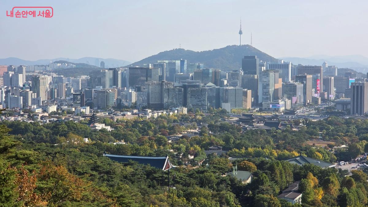 신규 개방 탐방로에서 바라본 청와대와 시내 풍경, 손에 잡힐 듯 가깝다. ©최용수
