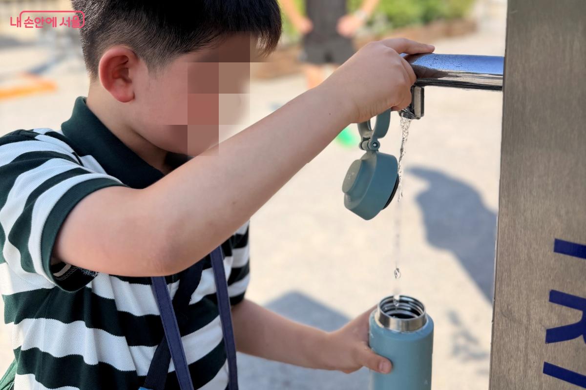 오스트리아 비엔나 거리에서는 수돗물을 받아 마시는 모습을 자주 볼 수 있다. ⓒ노윤지