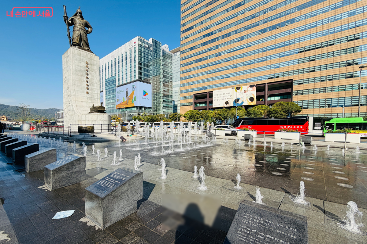 이순신 장군 동상 앞 명량분수, 바닥의 승전비에는 장군의 어록이 새겨져 있다ⓒ 김경선