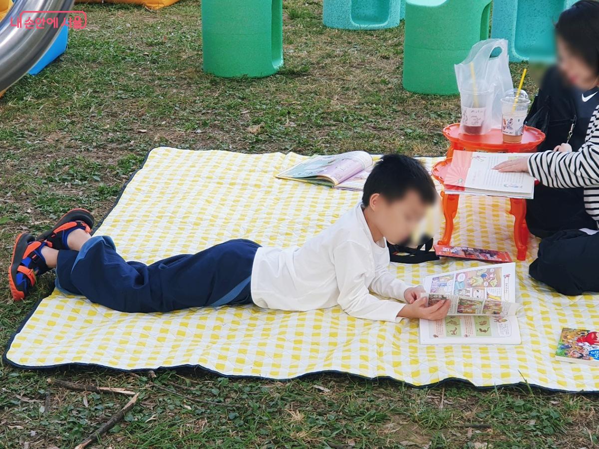 총 400석 규모의 좌석이 마련돼 있어 별도의 준비 없이 방문해도 한강에서 책을 즐길 수 있었다. &copy;김병규
