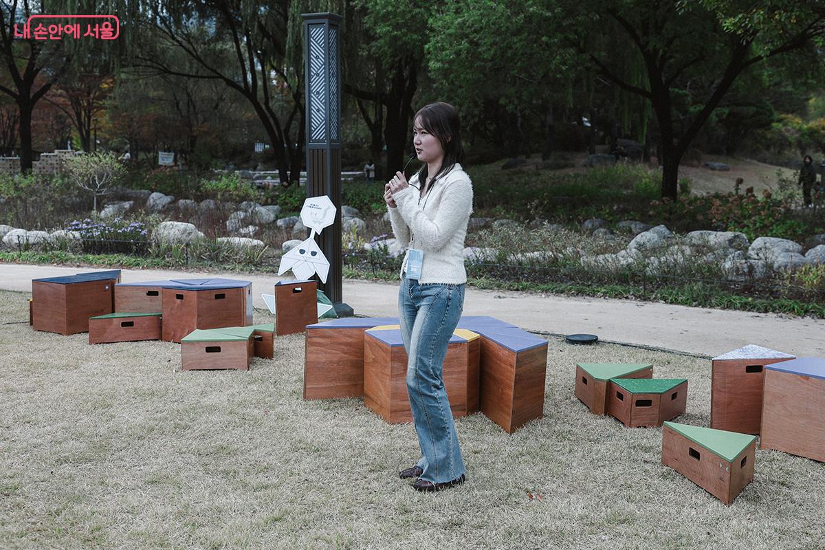 한양대학교 디자인학과 학생들로 구성된 팀 한조각은 ‘조각의 합: 붓꽃놀이’를 제작했다. ©김아름
