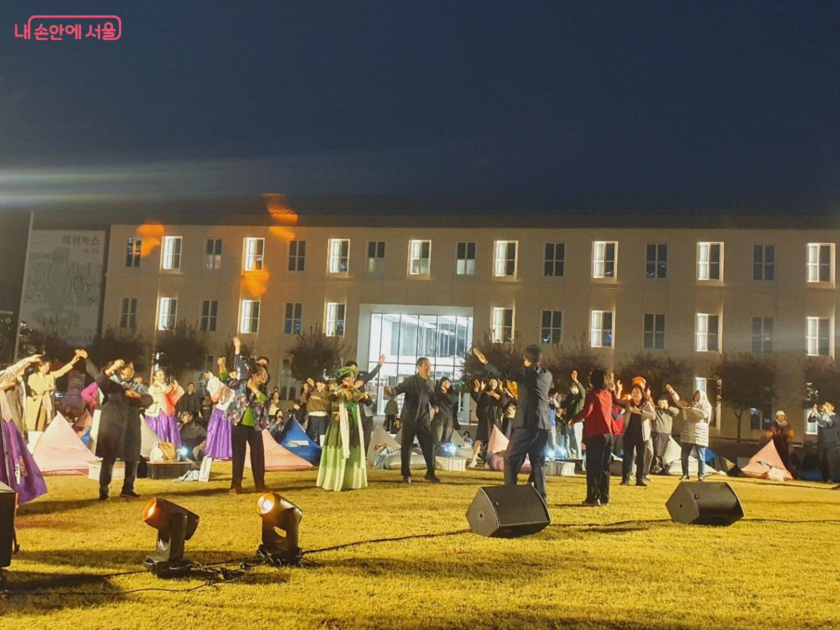 관객과 무대가 하나가 된 '야(夜)호! 어르신 별빛 활력 한마당 축제' ©엄윤주