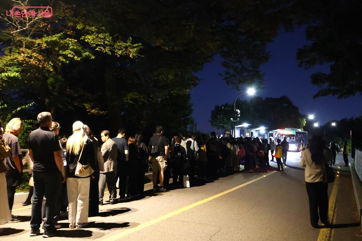 공연이 끝나고 돌아가는 길, 긴 버스 대기 줄 ⓒ이봉덕
