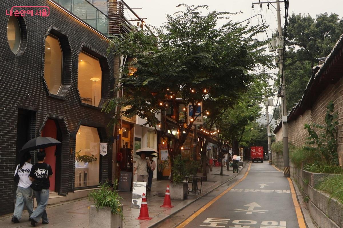 조명으로 밝힌 서순라길 저녁 &copy;김대진 