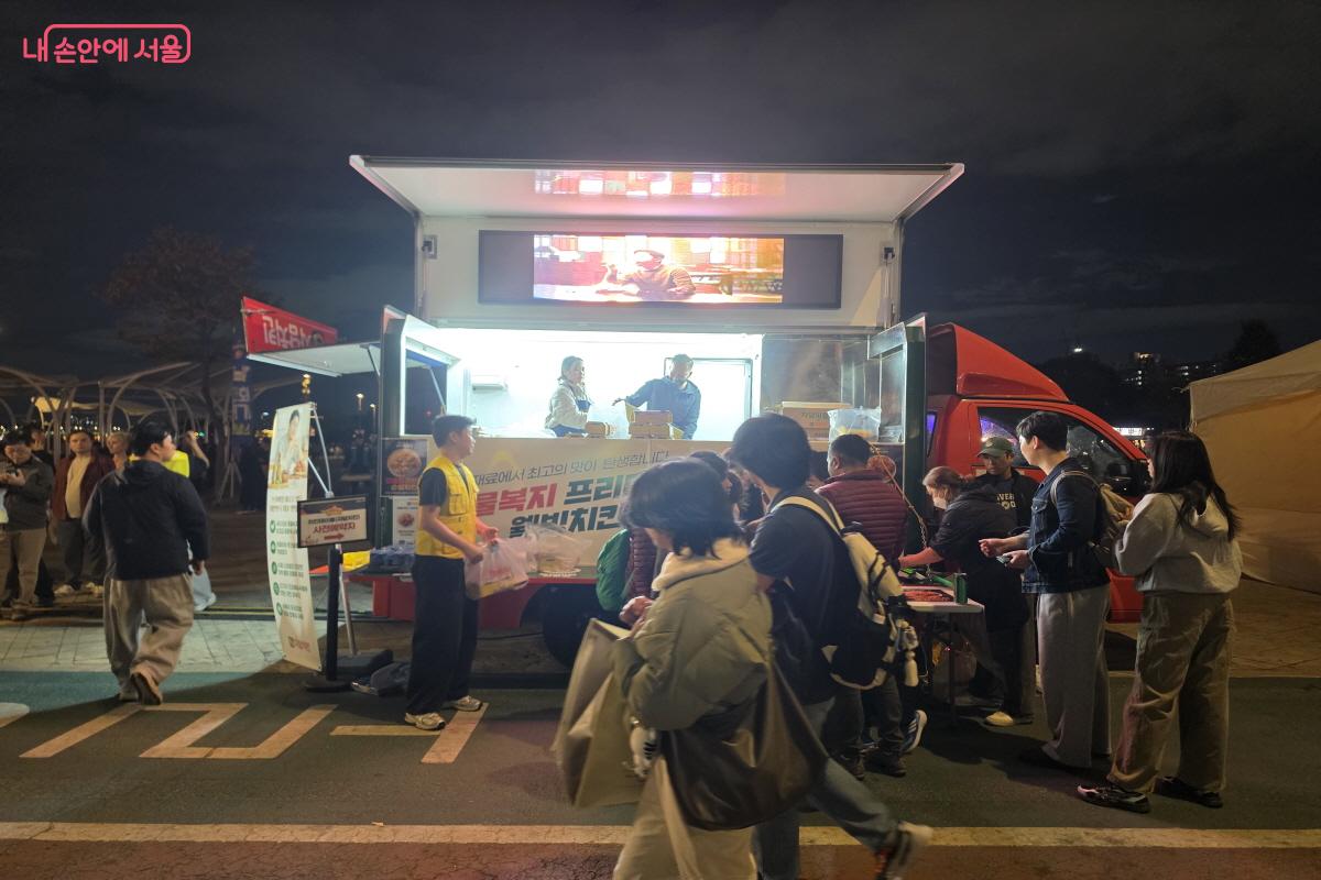 치킨과 함께한 잠수교의 축제 현장©조수연