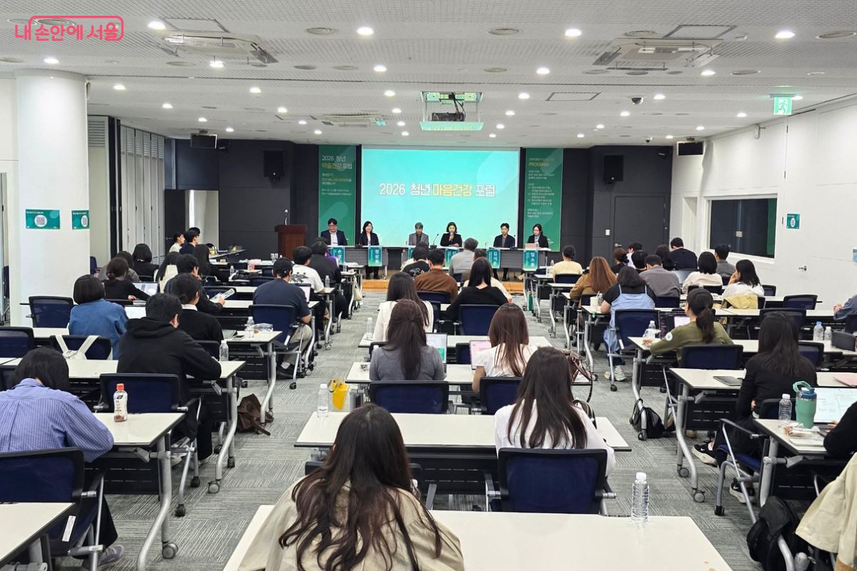 참가자들이 청년의 마음건강에 대한 열띤 토론에 집중하고 있다. &copy;김선희