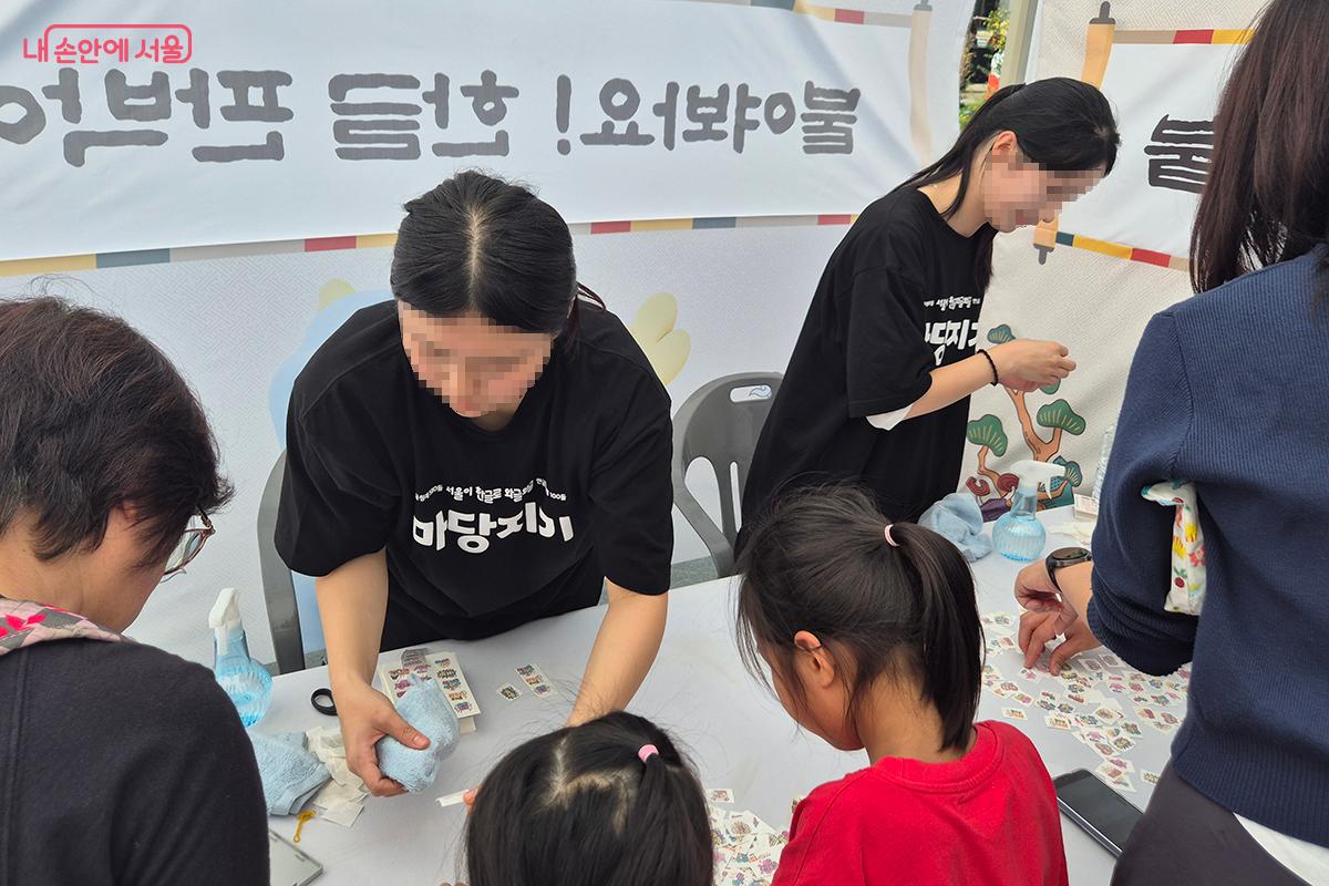 자원봉사자 스탭들이 원활한 행사를 위해 땀을 흘렸다.