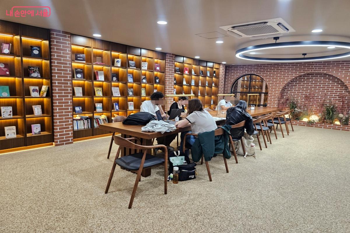 옛 미군 장교 숙소를 리모델링해 만든 용산서가. 긴 좌석과 테이블 콘센트가 마련되어 있다. &copy;염지연
