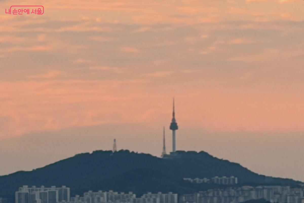 붉은 노을 속 남산 N서울타워 실루엣 ©최재준