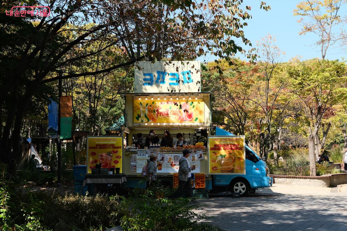 보기 드문 푸드트럭이 함께 운영되고 있어 박람회를 넘어 축제 분위기가 조성되었다.