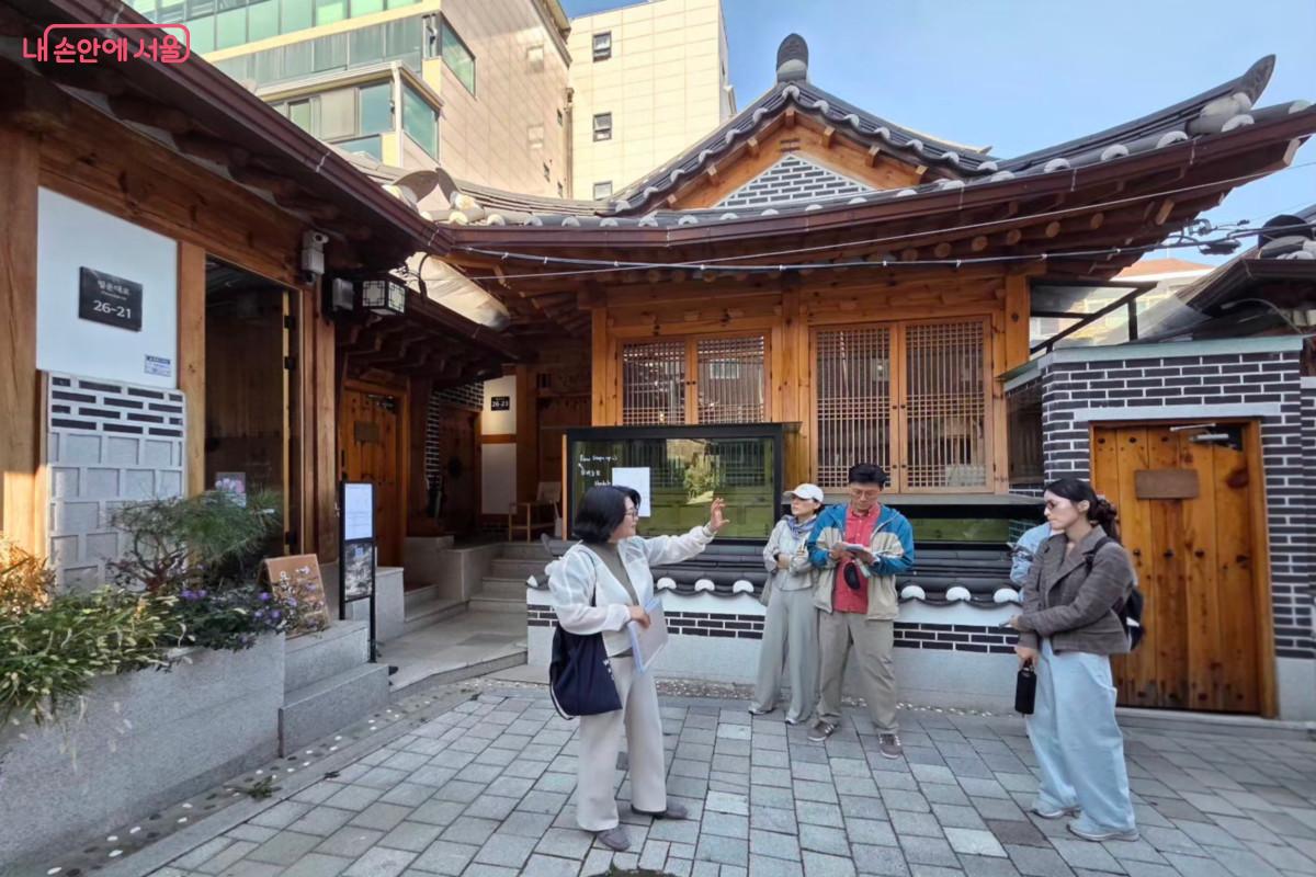 역사 속 시인의 삶과 고뇌를 담은 작품들에 대한 설명을 들었다. &copy;최정윤