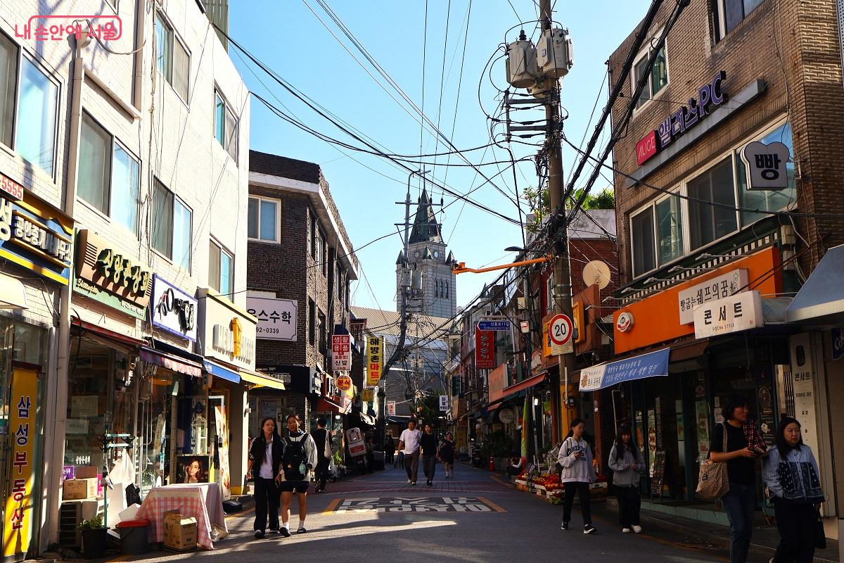 해방교회 첨탑이 보이는 신흥시장 골목 &copy;김대진 