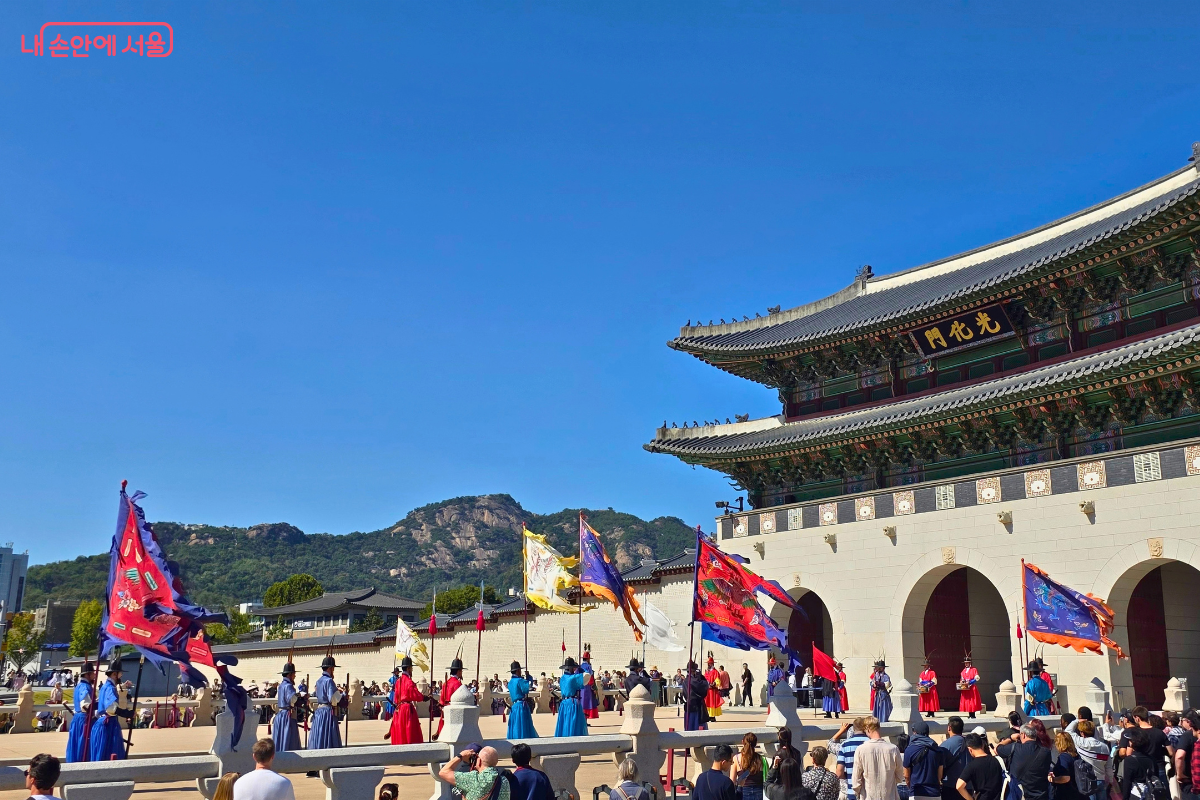 경복궁 광화문 앞에서 전통 복식을 차려입은 수문장들이 교대의식을 펼치고 있다.