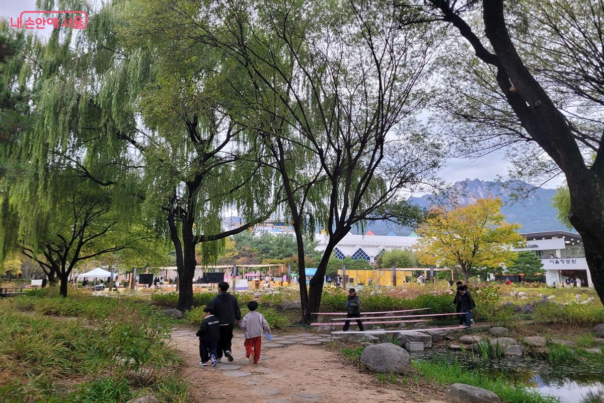 서울창포원에서는 공원에서의 휴식과 예술 작품 감상을 함께 누릴 수 있다. &copy;조연